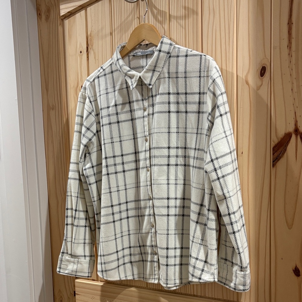 Lee Women’s Fleece White and Black Plaid Shirt